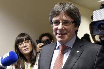 Puigdemont rinuncia a presidenza Catalogna Puigdemont rinuncia a presidenza Catalogna